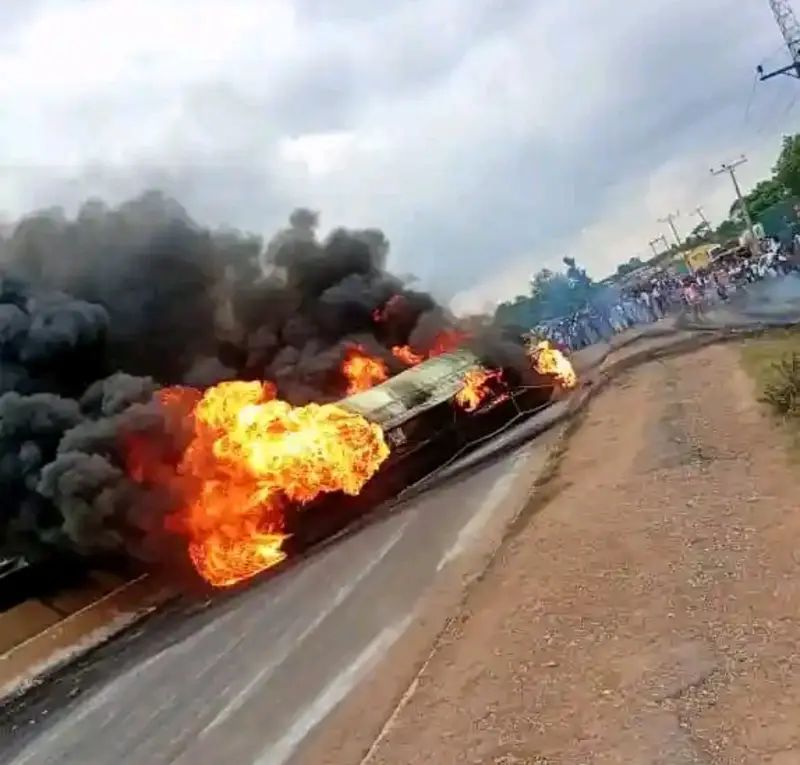 Many Feared D3ad as Tanker Explodes on the Highway - Hetty's Media ...